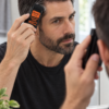 Europeisk man applicerar Bunee Hairdressing Wand vid tinningen